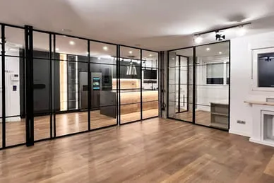 estudios-de-arquitectura-e-interiorismo-en-madrid-salon-cocina-cerramiento-vidrio