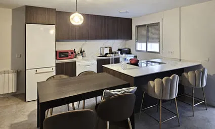 reformas-vivienda-madrid-cocina-abierta-mesa