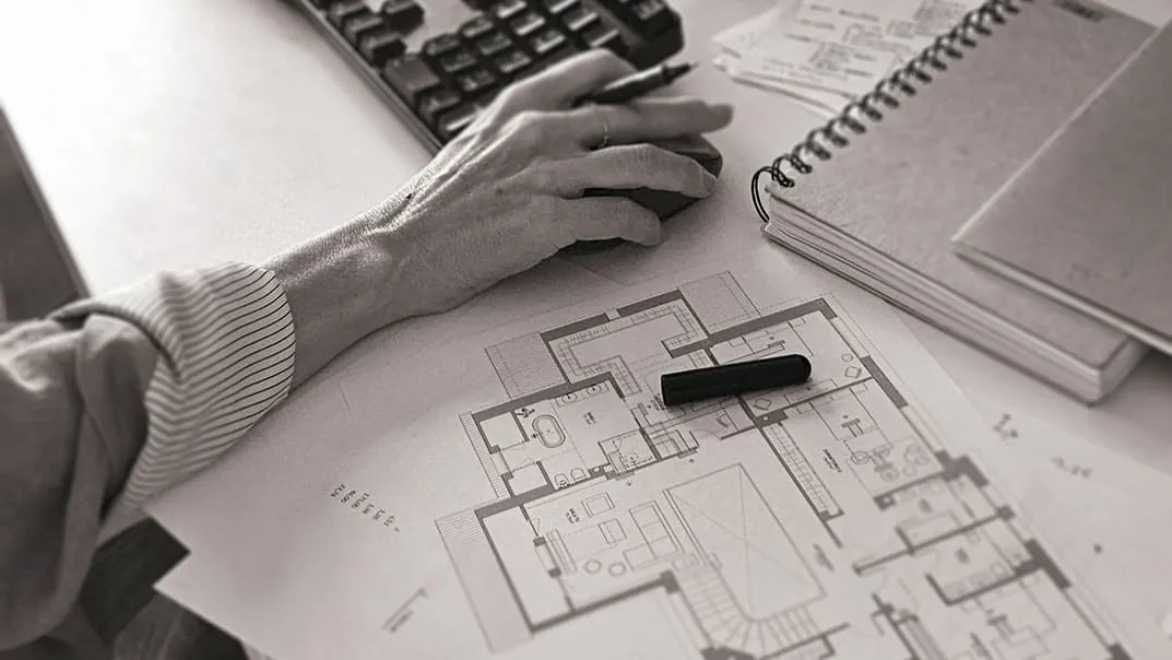 estudios-de-arquitectura-e-interiorismo-en-madrid-mano-plano-cuaderno
